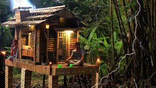 Berkemah dan Membuat Rumah Bambu untuk bermalam Setelah Hujan deras dan badai petir