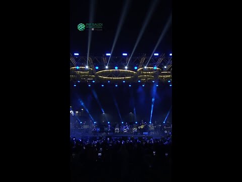 تامر عاشور يستجيب لطلب الجمهور و يغني عشت معاك حكايات