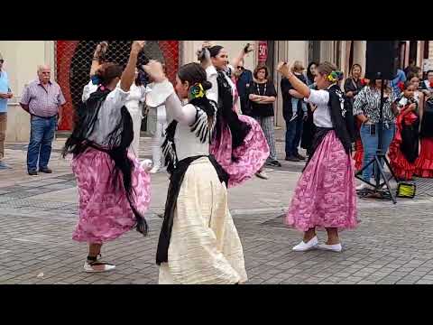 Ballet Colores anima el centro de Melilla con una exhibición de bailes regionales