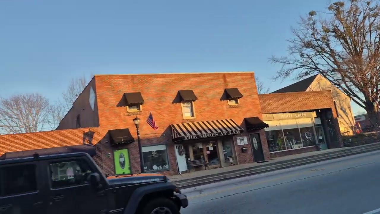 Почему центры небольших городов пустуют: прогулка по Ландруму, Южная Каролина.