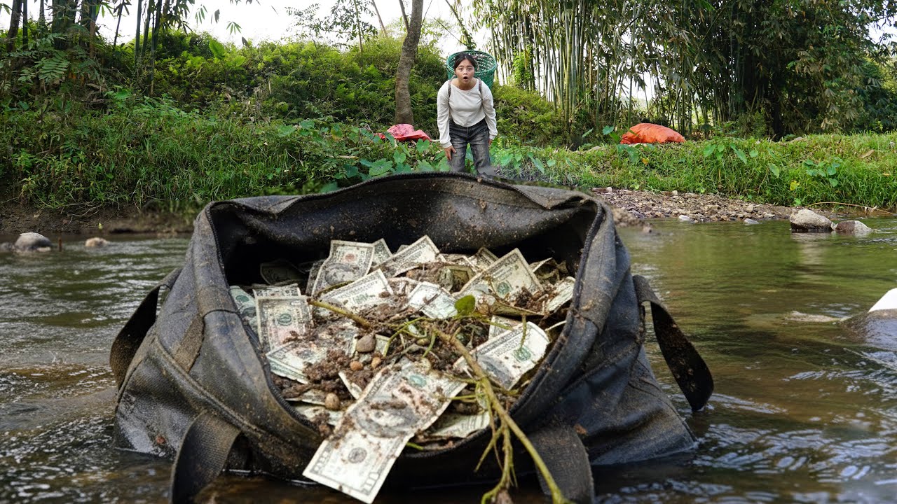 The poor girl unexpectedly discovered many valuable items while collecting scrap metal