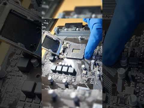 как установить процессор в материнскую плату?! #shorts #пк #сборка #игровойпк #компютер #сборкапк