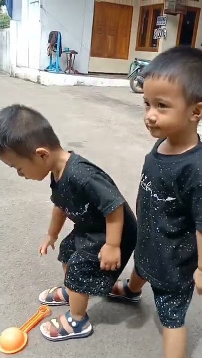 Anak kembar memang beda. #shorts #fyp  #viral #tiktokviral #statuswa #kembar #imut