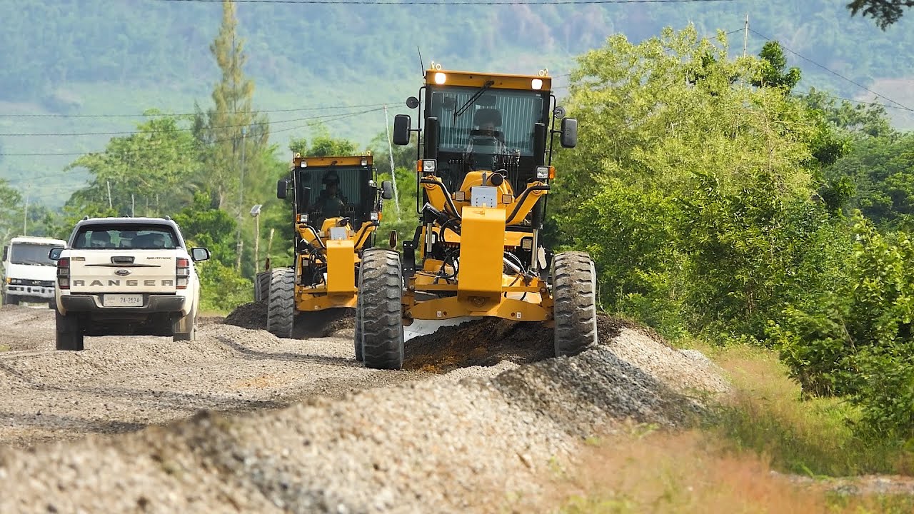 Excellent Technique for Spreading Gravel with Amazing Road Equipment