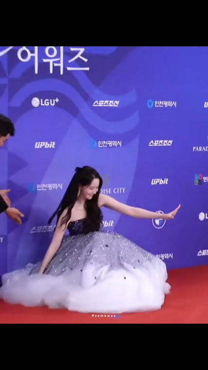 EVEN SHE FELL SO GRACEFULLY 😫💅 #yoona #cdrama  #bluedragonseriesawards2025 #kdrama #love #fyp
