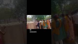 oka hostel lo pillala i chudaniki vaste ila gate bayete pettaru thalli dandrulni