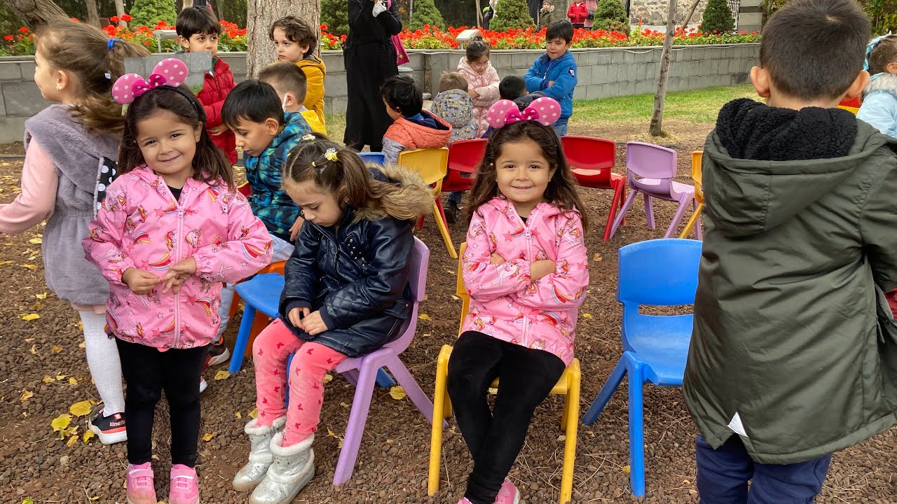 Beren Arkadaşlarıyla Sandalye Kapmaca Oynuyor Toki Şehit Osman Kirik Anaokulu Mucitler Sınıfı