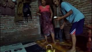 Bantuin bangun dari duduknya ibu hamil 9 bulan