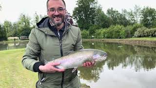 Une partie de pêche à la truite en famille