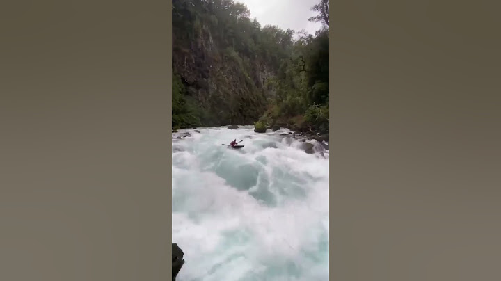 DESCENDO CORREDEIRAS DE CAIAQUE 🛶🚣🏻‍♂️ #Shorts