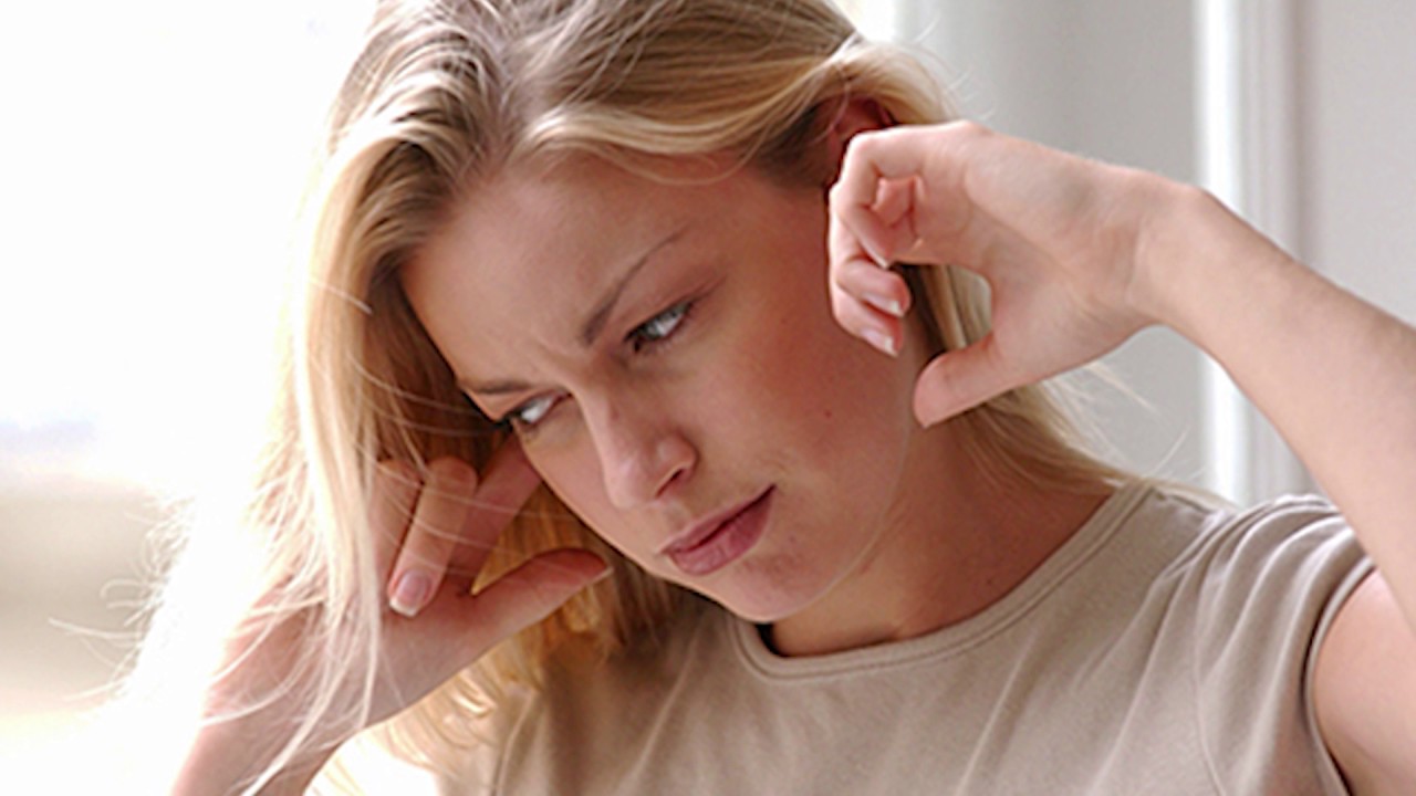 Почему иногда звенит в ушах? - YouTube