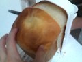 パン切りナイフと食パンカットガイドを使い、食パンを切る