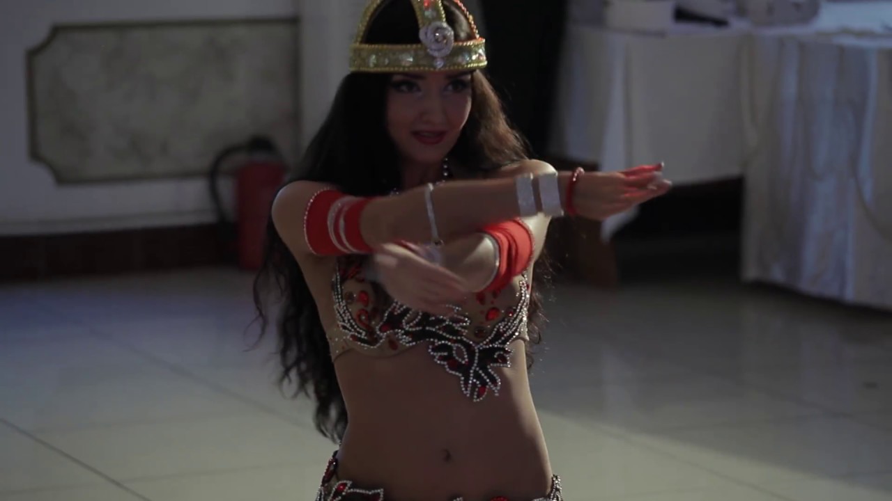 Джуна танцует. Танец живота на египетской свадьбе. Арабская свечи и кинжалы танец в черном.