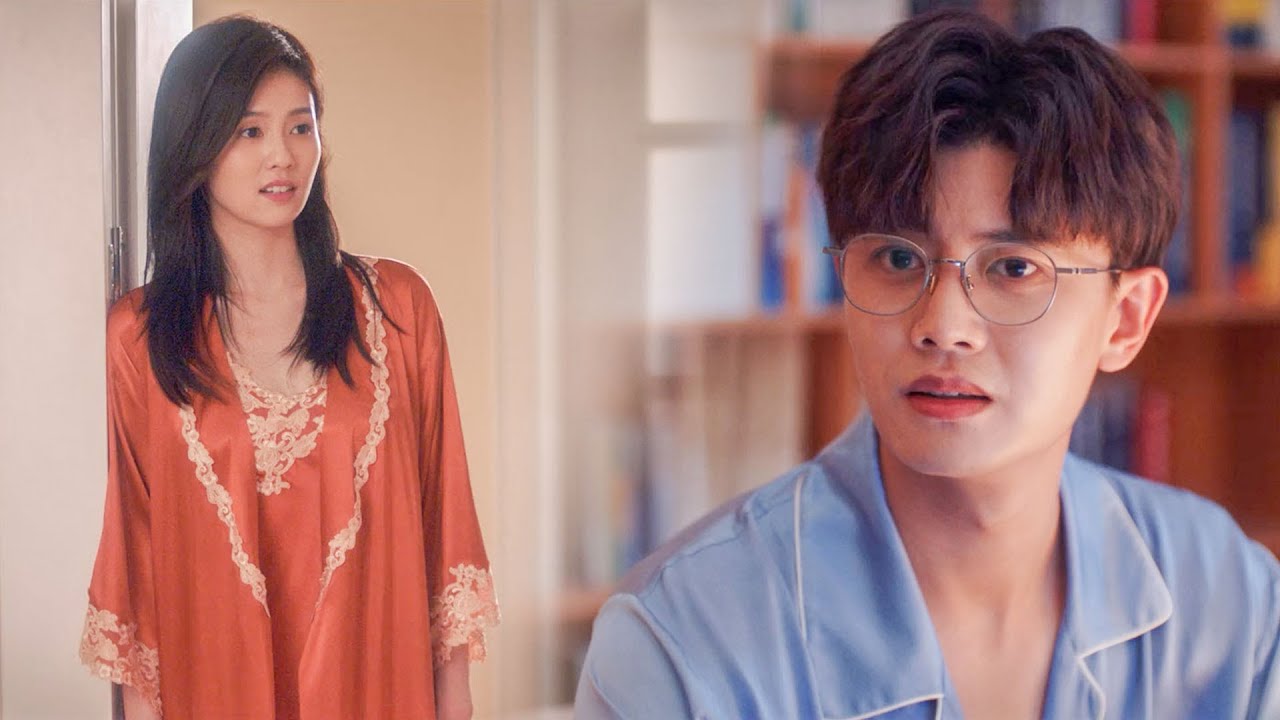 ซินเดอเรลล่าสวมชุดนอนเซ็กซี่ซีอีโอวิ่งไปที่เตียงทันทีเพื่อเตรียมพร้อมสำหรับการต่อสู้!