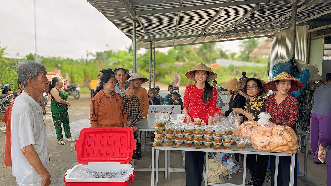 Bánh mì xíu mại của cô Minh gửi tặng bà con đến phòng thuốc nam | CLN