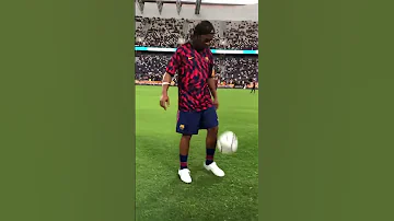 Ronaldinho Is Back To Barcelona And Showing His Skills Legend Team Legend Clásico 2021 