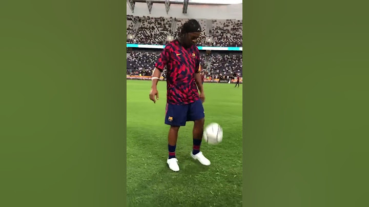 Ronaldinho is Back to Barcelona and Showing his Skills | Legend Team | Legend Clásico 2021