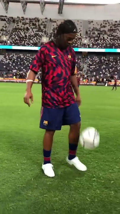 Ronaldinho is Back to Barcelona and Showing his Skills | Legend Team | Legend Clásico 2021
