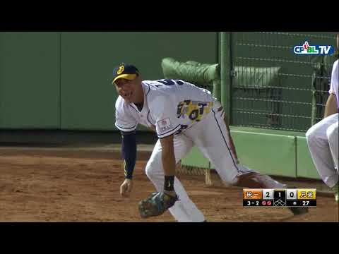 09/30 統一 vs 兄弟 一局上，曾陶鎔滑接美技，沒收陳鏞基右外野飛球
