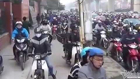 Clip 24h | Đặc sản Hà Nội- Cảnh vượt "chướng ngại vật" độc đáo lúc tắc đường