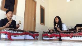 Practice Salunding (Seloding) the Balinese Music Gamelan. (belajar selonding bali)