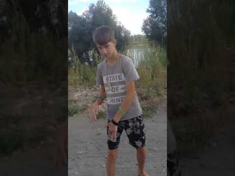 Школьник читает круто реп