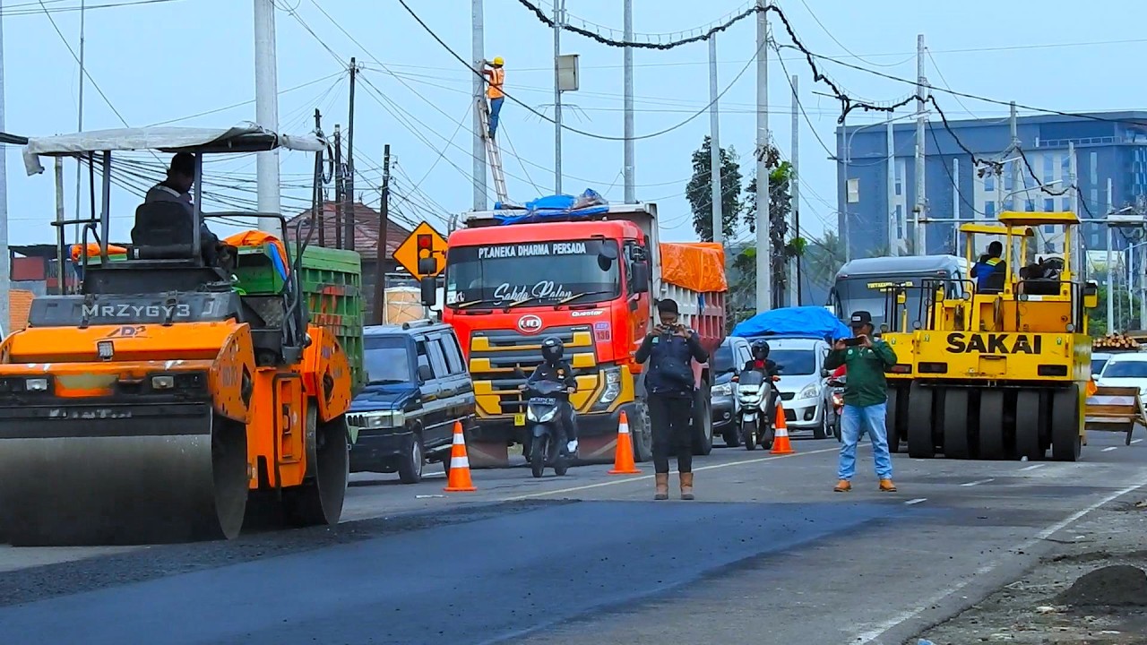 PERFECT TEAMWORK! Sumitomo Paver, Roller & Dump Trucks Laying Fresh Hot Asphalt! 🔥🚛