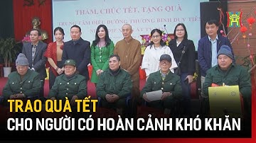 Trao quà tết cho người có hoàn cảnh khó khăn. | Tin tức