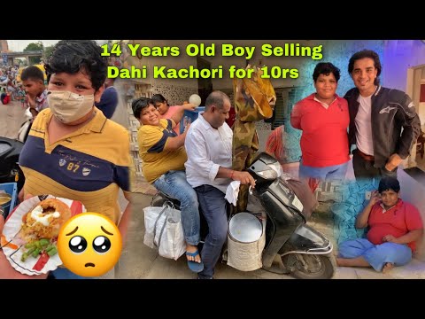 14 Years Old Boy Selling Dahi Kachori for 10rs on Railway Station🥺