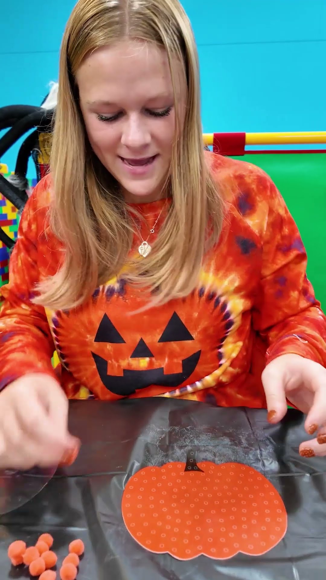 Assistant and Waffles Make a Pop Pumpkin DIY Craft #FamilyFun #DIY #kidscrafts