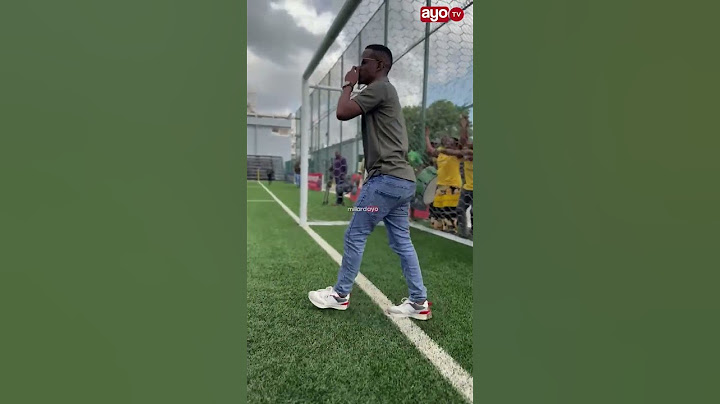 ALI KAMWE AKIFANYA DUA KATIKA UWANJA WA KMC