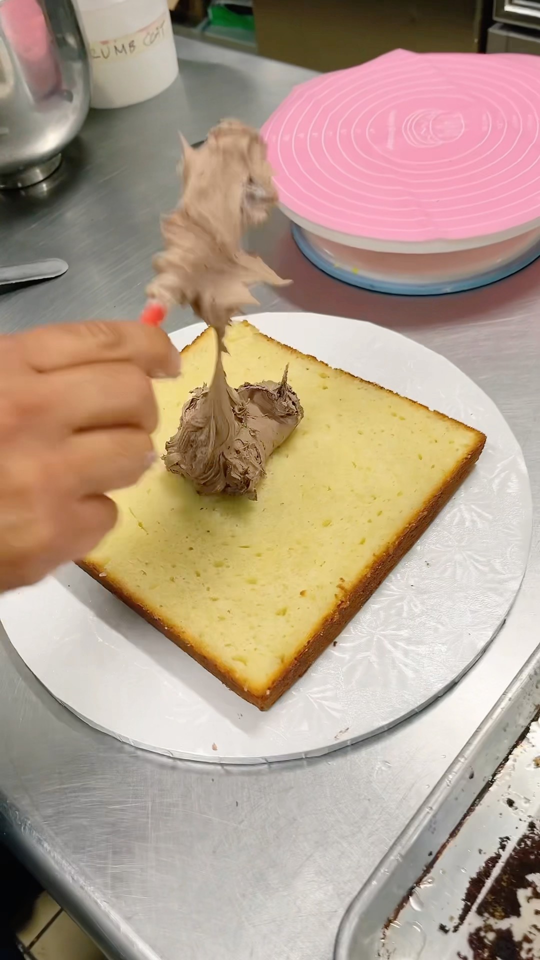 EASY STACKING AND COVERING A CAKE #easy #diy #cake #howto #turorial #learning #cakedecorating
