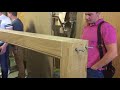 Процесс обучения монтажников по установке входных деревянных дверей.