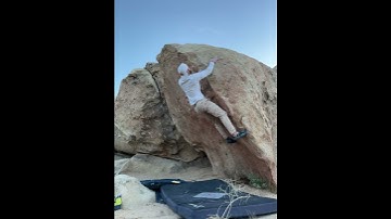 Right Arete V1. Echo Cove. Joshua Tree