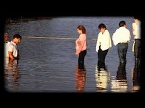 Le baptême d'eau marque le début d'une vie - YouTube