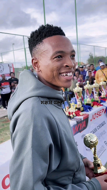 Relebohile Mofokeng & Mfundo Vilakazi giving gifts✨ #dstvpremiership #orlandopirates #kaizerchiefs