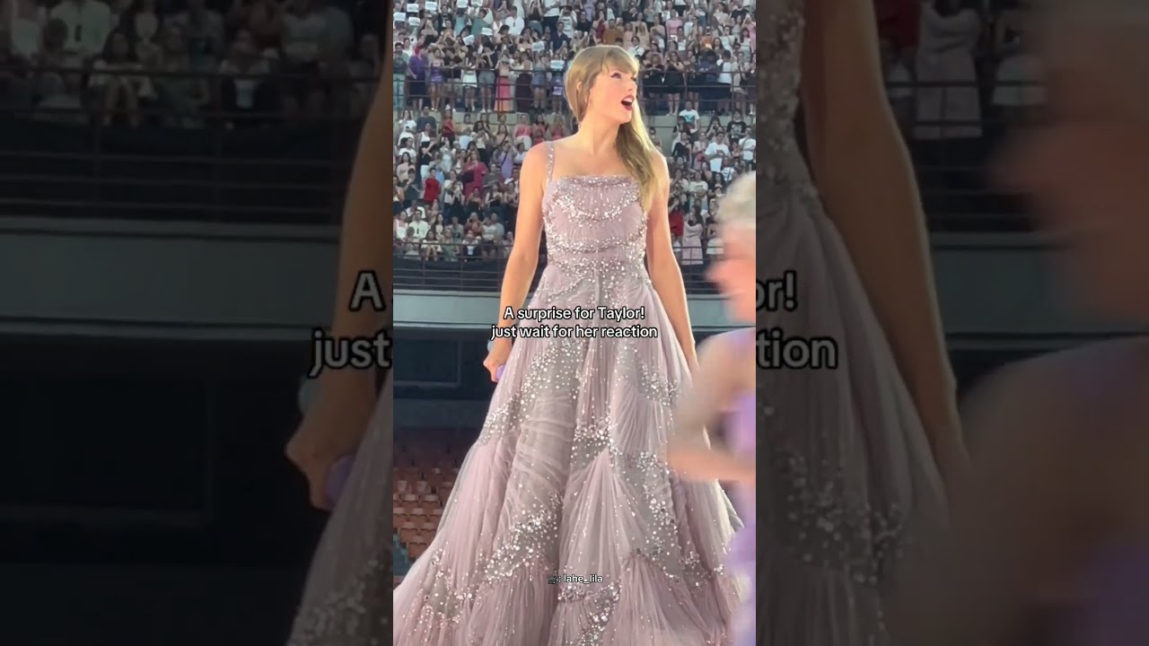 The Audience Surprised Taylor Swift By Raising Signs At Just Right Moment In Her Show 