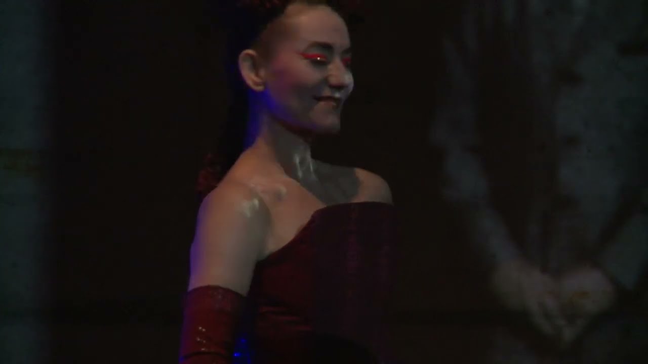 POCHWAŁA SZALEŃSTWA - Nonsuch Theatre