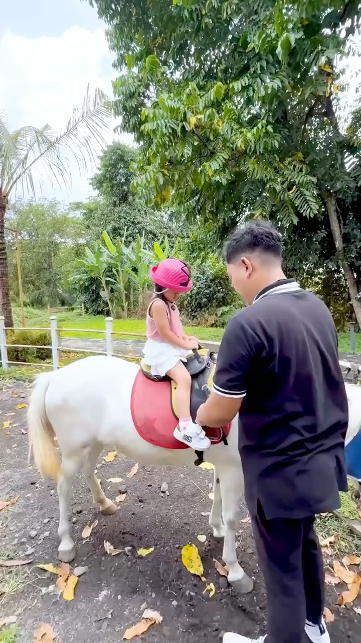 Moana naik kuda ngebut banget.. #riaricis #moana