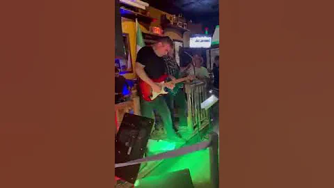 Phil Akers plays Sultans o' Swing
