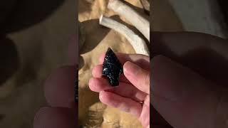Obsidian Stone arrowhead #flintknapping #prehistoricera #bushcraft #obsidian