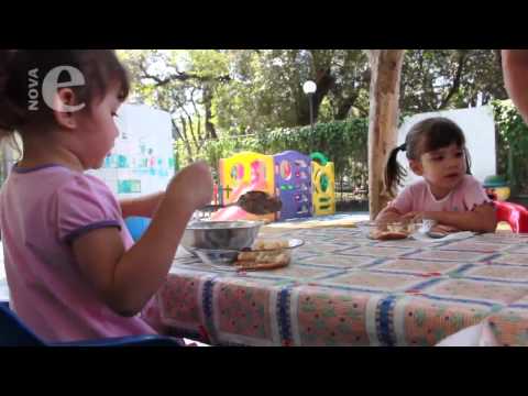 Vídeo: Que Comida Dar A Uma Criança Na Escola