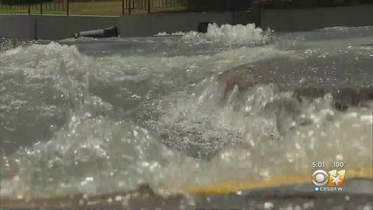 Large Water Main Break Shuts Down Streets Amid Flooding - YouTube