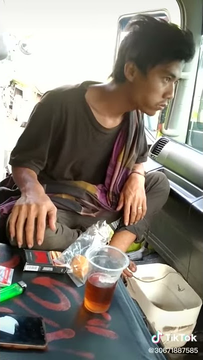 Ngopi di dalam mobil