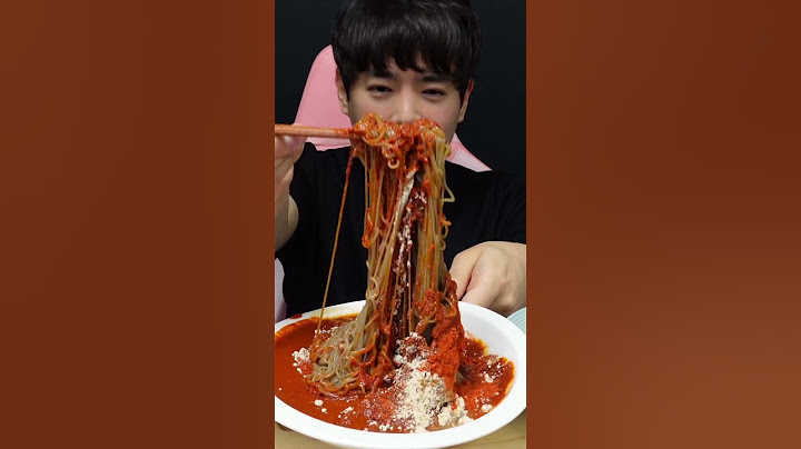 Real spicy cold noodles made by pouring a whole bottle of Songju-bul naengmyeon.