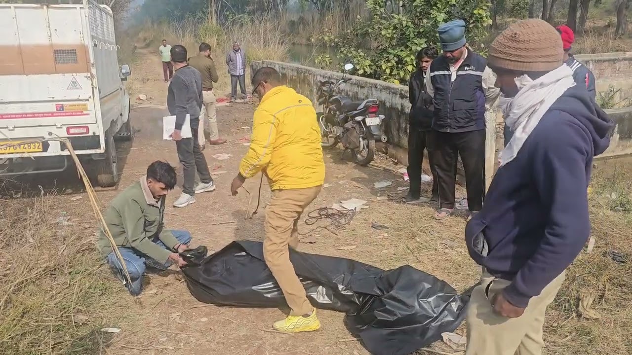 Apne 2 Bacho Ko Lekar Ek Ledis Kudi Nehar Mai Dekhye Video Please Share 🙏 