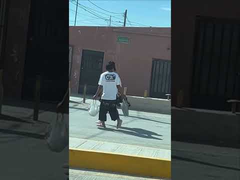 Mujer amarra a su pareja con un cinturón y lo pasea por las calles