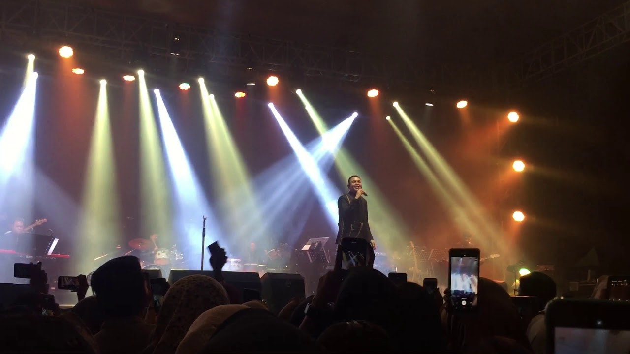 tulus labirin live konser sewindu 2019 youtube tulus labirin live konser sewindu 2019 youtube