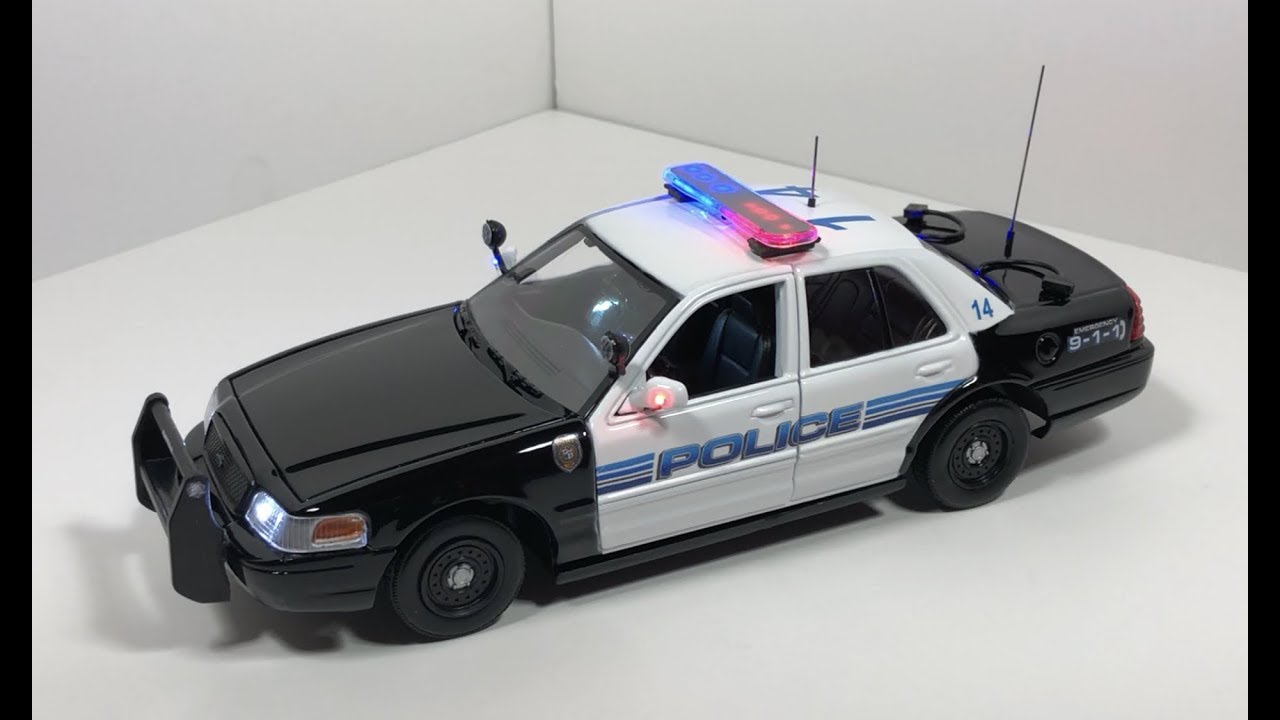 1/24 Generic Police Ford Crown Victoria with Working Lights and Siren