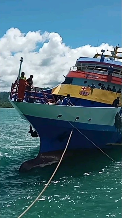 GELOMBANG LAUT KAPAL BARCELONA MASUK PELABUHAN